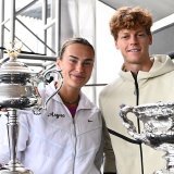 Aryna Sabalenka et Jannik Sinner remettent leur titre en jeu à Melbourne KEYSTONE/EPA/JOEL CARRETT